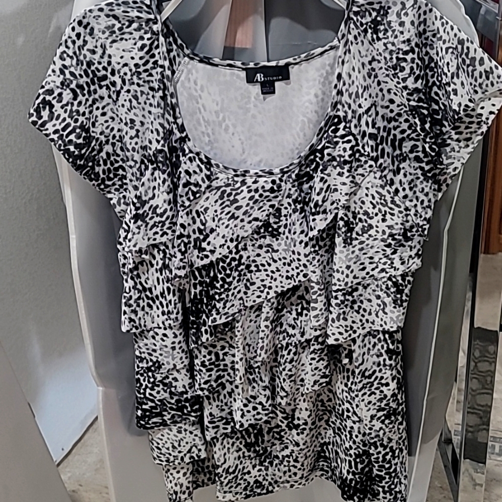 AB Studio White-black-grey ruffled short sleeve blouse